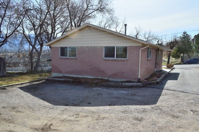 Building Photo - Beautiful Home in Excellent Murray Location!