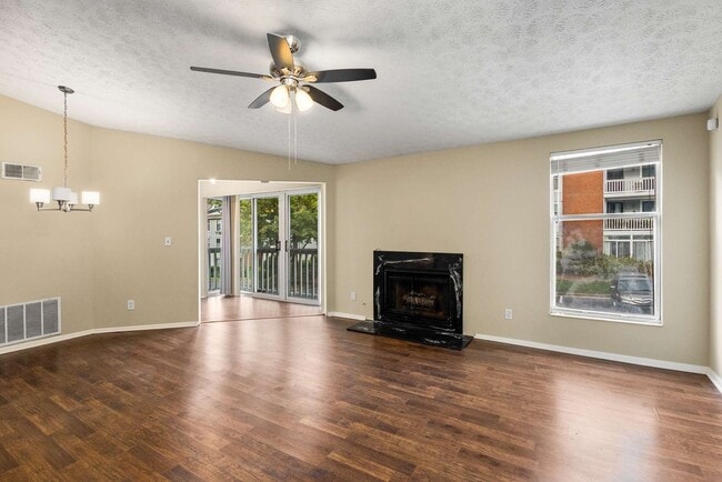 Building Photo - Great Location 2nd Floor Condo