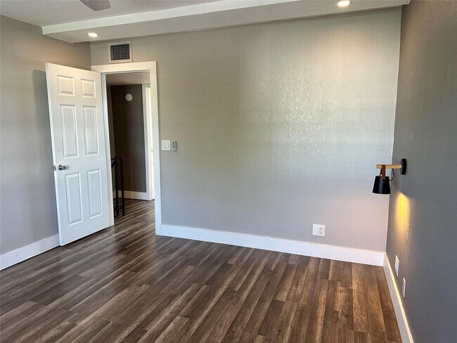 Building Photo - 620 NE 28th St