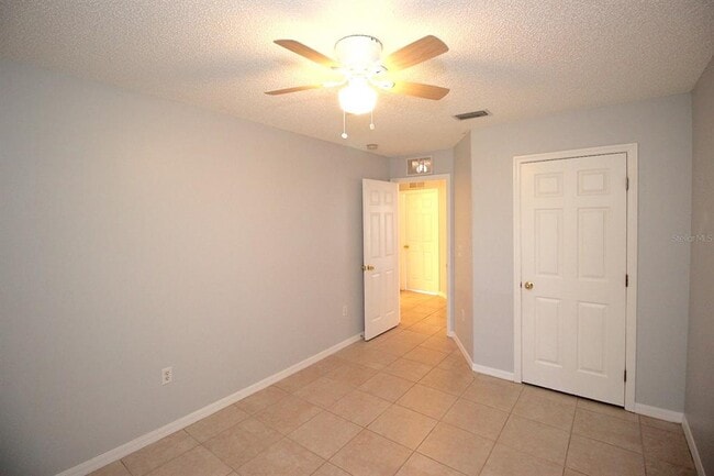 Building Photo - 12 Round Table Ln