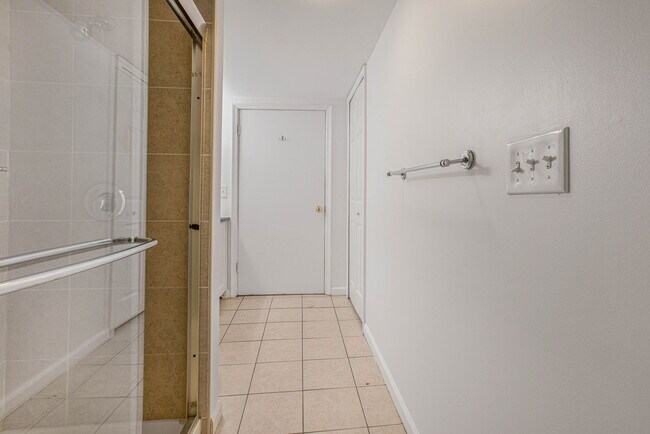 Building Photo - 2509 Crest Ave