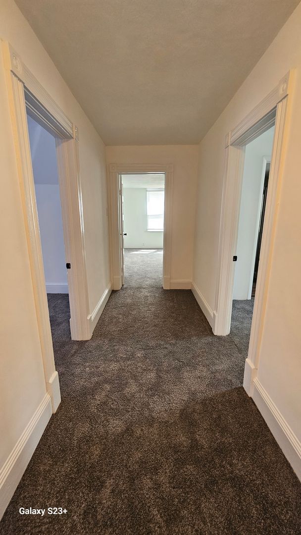 Building Photo - Spacious 4 Bedroom