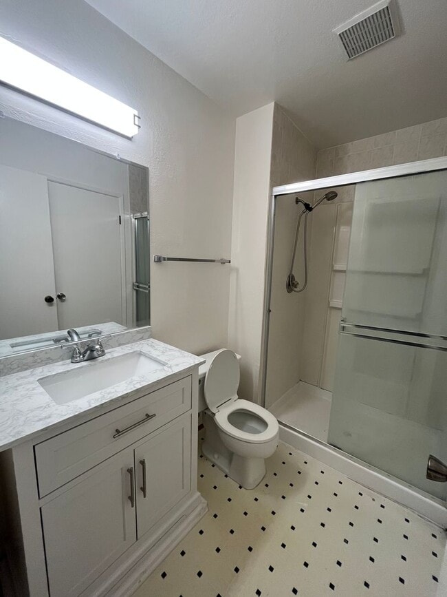 Building Photo - Spacious 4bed 2bath home available now!