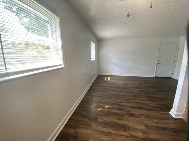 Building Photo - 2001 Rockford Ln