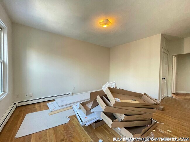 Building Photo - 284 Chelsea St