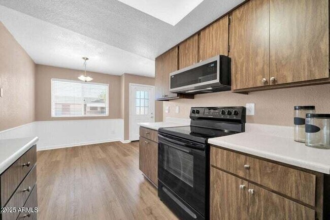 Building Photo - 9639 W Cinnabar Ave