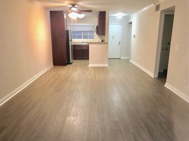 Building Photo - 5540 Owensmouth Ave