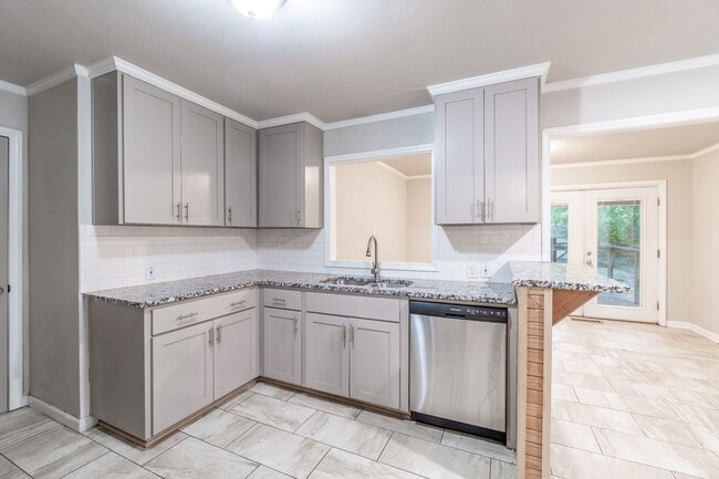 Building Photo - Cozy Comfort in a Great Location: Spacious...