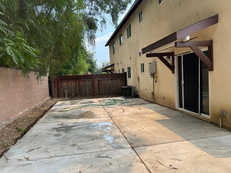 Building Photo - 10627 Lind Ave