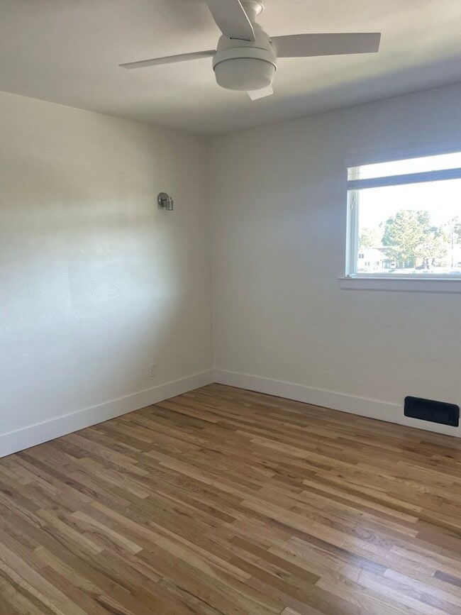 Building Photo - Remolded Mid-Town / South-West location wi...