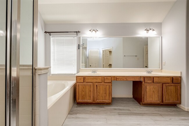 Building Photo - 18302 N Elizabeth Shore Loop