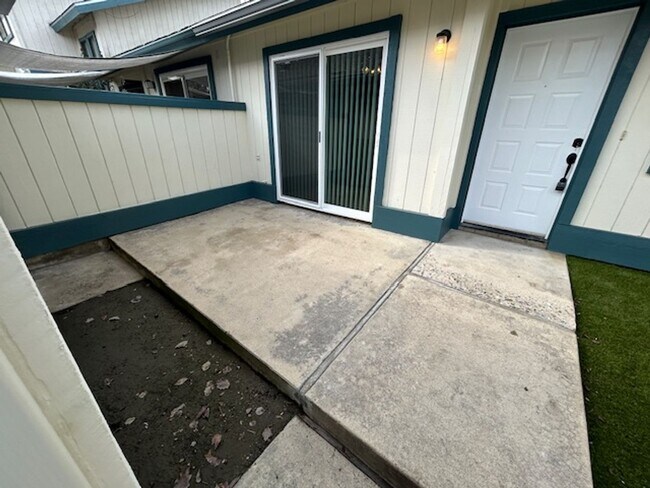 Building Photo - Beautiful Newly Remodeled 2 Bedroom 1.5 Bathroom in SE Visalia!