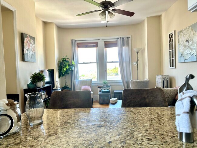 Building Photo - 108 Myrtle St