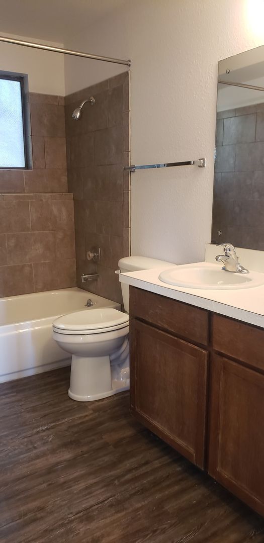 Building Photo - Nicely updated 3+ bedroom, 2 bath duplex
