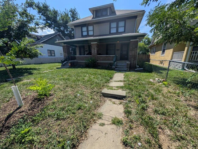 Primary Photo - 636 N Oakland Ave