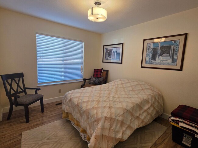 Building Photo - Northwest 4 bedroom, 2 bath with AMAZING Views