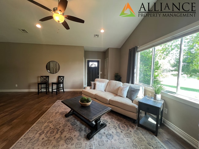 Building Photo - Beautiful Home on the East Side!