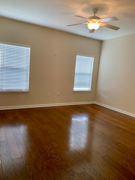 Master bedroom - 124 Matt Blvd