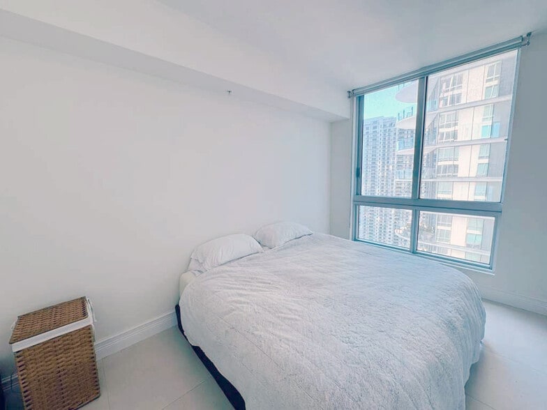 Building Photo - 300 S BISCAYNE Blvd