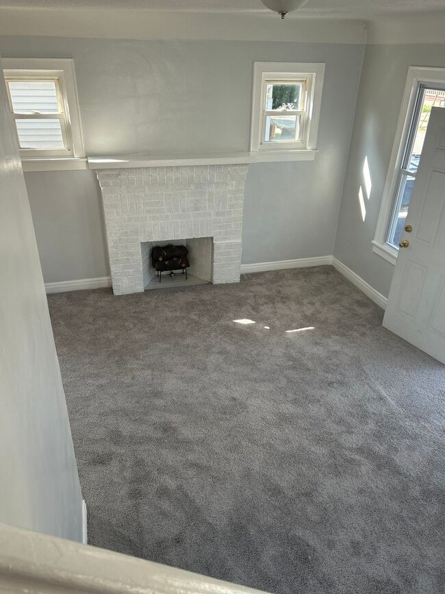 Building Photo - 3 bedroom, 1 bath single family house