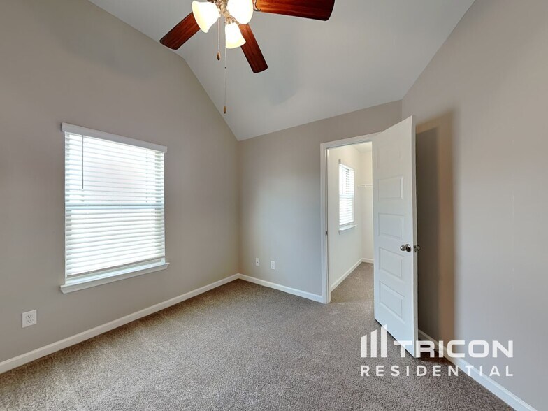 Building Photo - 1760 Long Acre Dr