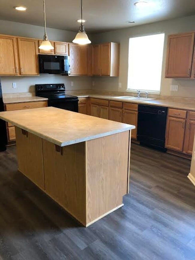 Building Photo - Fully Renovated, "MUST SEE" 3 Bedroom, 3 Bath Townhome with 2 Car Attached Garage