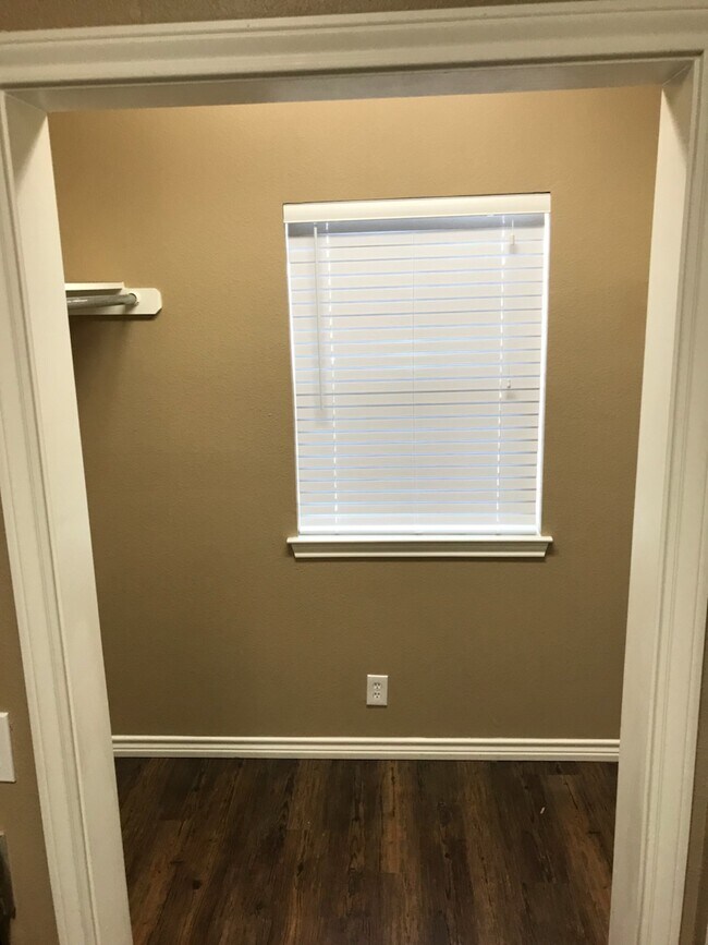 Building Photo - 4245 Castlegate Dr