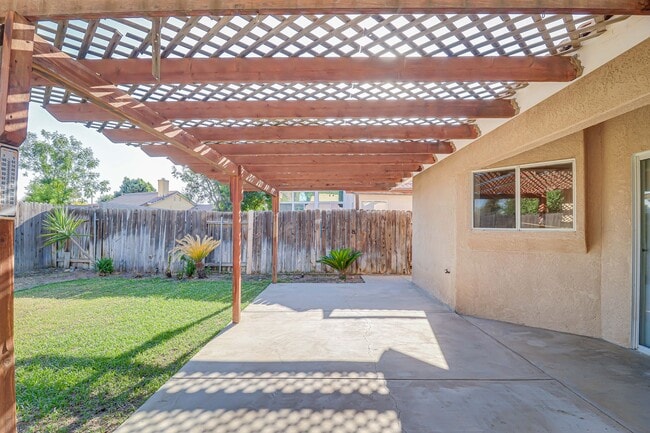 Building Photo - Spacious Home in SW Bakersfield!
