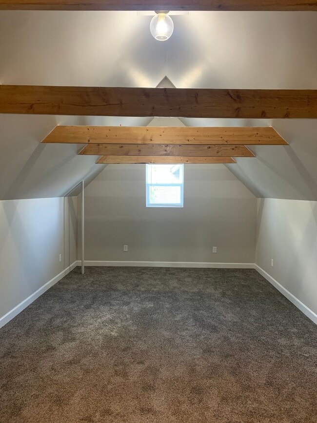 Building Photo - 4 BEDROOM, 1 BATHROOM, SINGLE FAMILY HOME, CONVENIENT DOWNTOWN LOCATION!