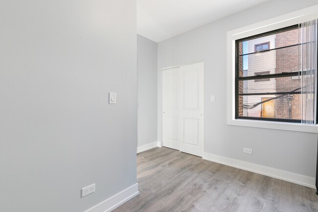 Building Photo - 7622 N Eastlake Ter