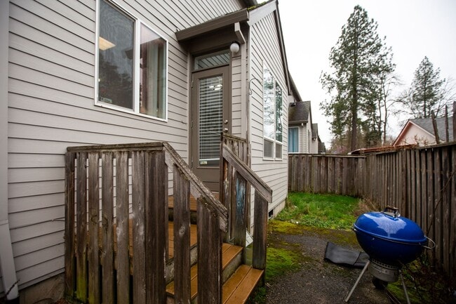 Building Photo - 3 Bedroom Town Home Close to Nike Available !