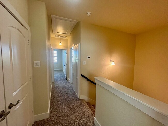 Building Photo - Fabulous Townhome in New Braunfels 3/2.5 ~ Minutes from Gruene ~ Move in Ready!