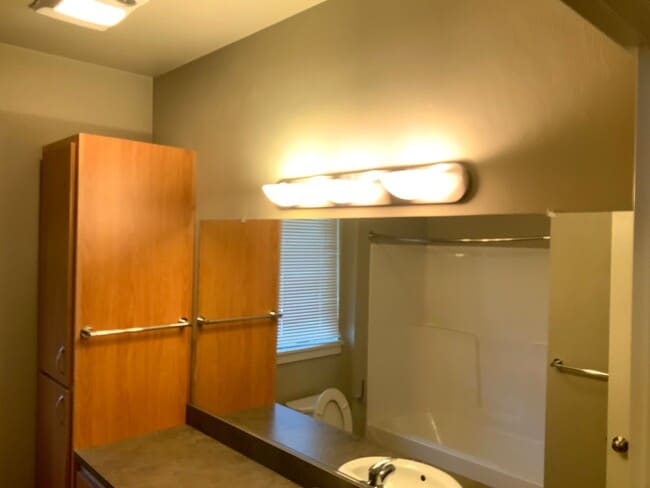 Building Photo - 2 Bedroom, 2 Bath Close to U of O campus on 14th & Patterson
