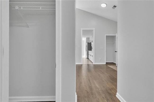Building Photo - 250 Meadow View Dr