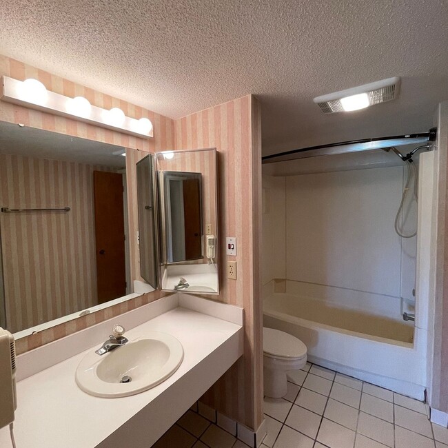 Building Photo - Beautiful 1-Bedroom Condo in the Beautiful...