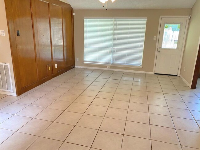 Building Photo - 323 Maybrook Dr
