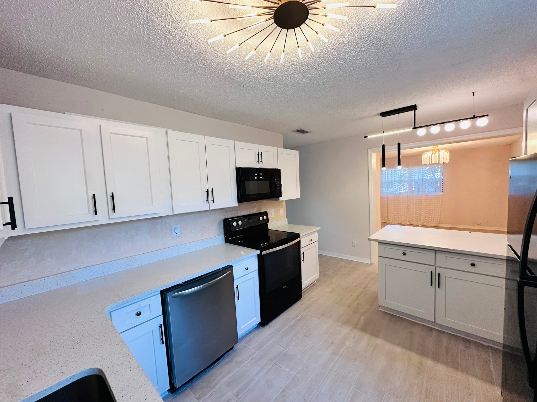 Building Photo - 6650 Pinnochio Dr
