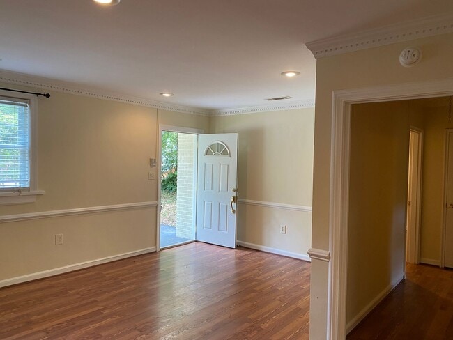 Building Photo - Forest Acres