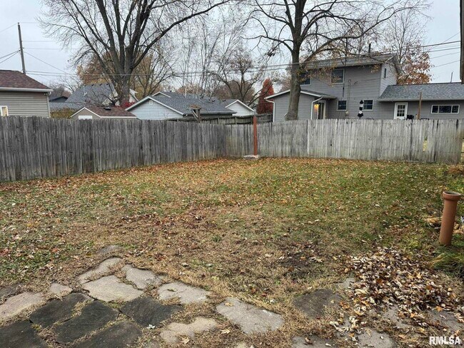 Building Photo - 1868 Kings Dr