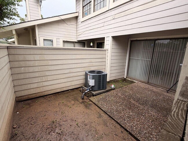 Building Photo - 11983 Bob White Dr