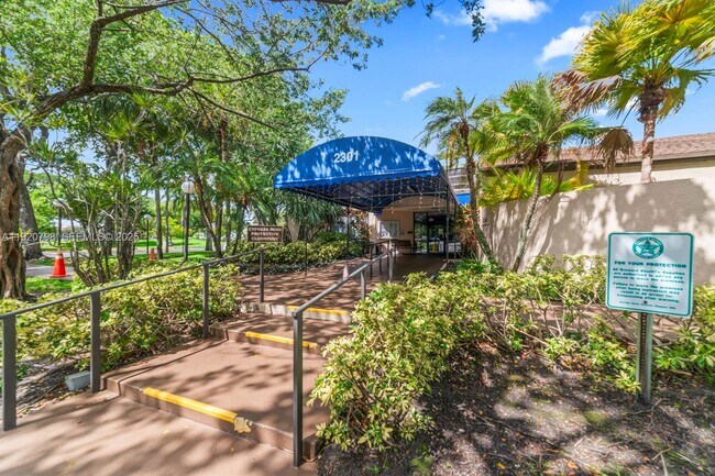 Building Photo - 2311 S Cypress Bend Dr