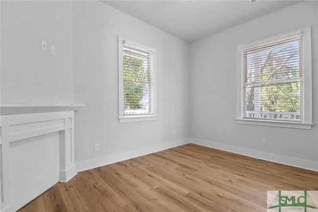 Building Photo - 826 W Victory Dr