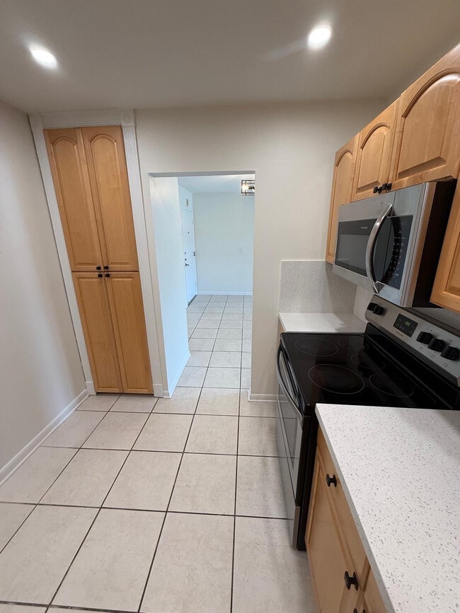 Building Photo - 1950 N Andrews Ave