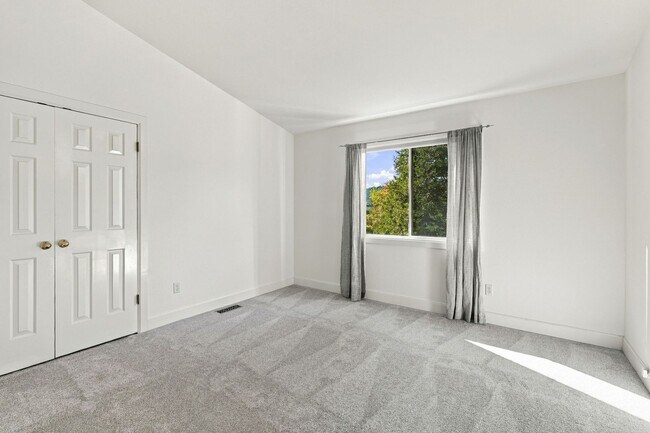 Building Photo - 25 Biscayne Ct