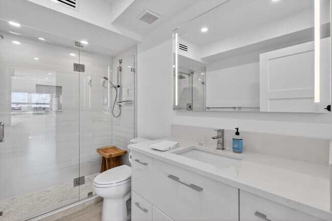 Building Photo - 1000 Lowry St