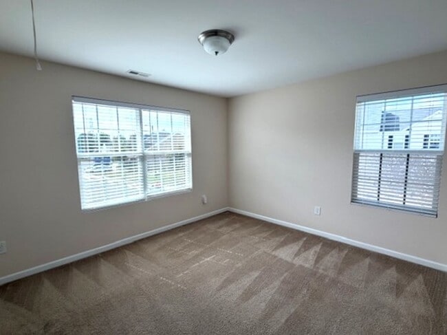 Building Photo - ~~ Luxurious End Unit 3-bedroom Townhome ~~