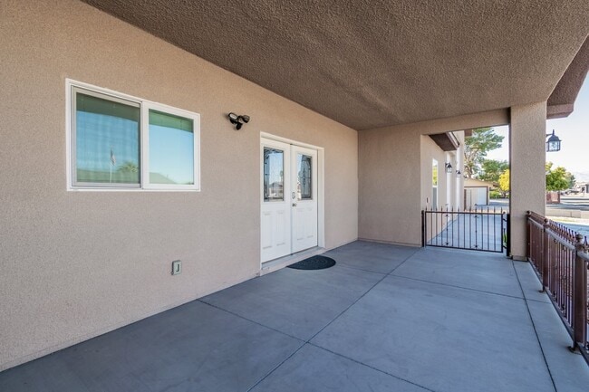 Building Photo - RV GARAGE | Single Story | Furnished Or Unfurnished