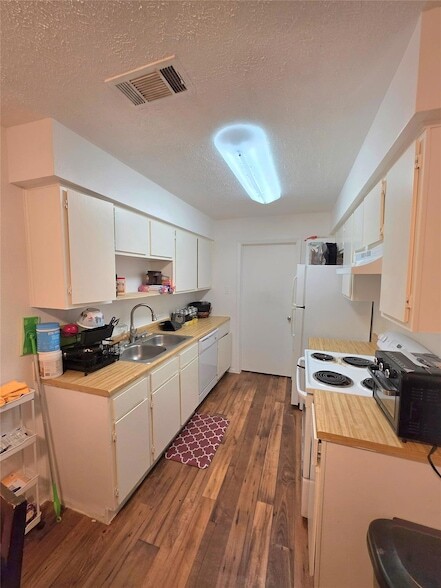 Building Photo - 15208 Spring Hill Ln