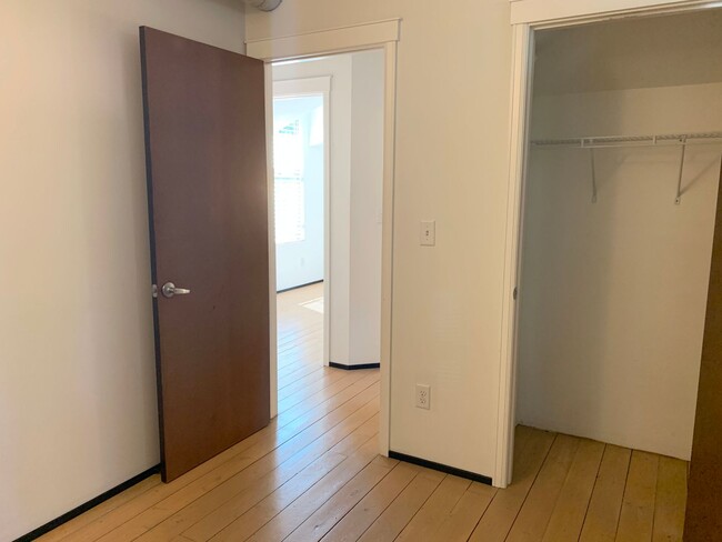 Building Photo - 318-320 W Myrtle