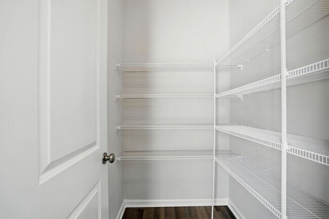 Building Photo - GREAT END UNIT IN CARY! Come see it today!